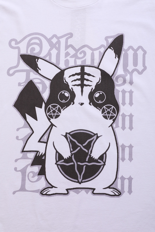 Футболка белая с рисунком "pikachu сатанист" спереди