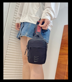 От бренда Nike сумка черная повседневная с ремнем через плечо