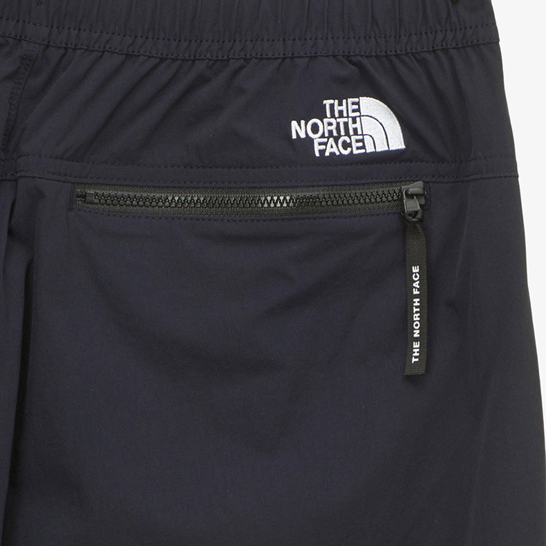 Чёрные джоггеры The North Face с логотипом сзади над карманом