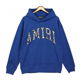 Синее худи бренда Amiri с белым буквенным логотипом