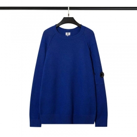 Синий классический свитер C.P с карманом на рукаве