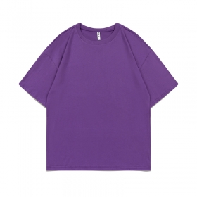 Фиолетового цвета футболка от бренда YEE с коротким рукавом
