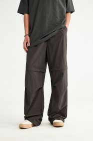 Трендовые штаны-шорты INFLATION выполнены в коричневом цвете