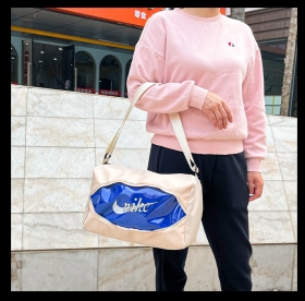 Стильная бежево-синяя сумка Nike выполнена из нейлона