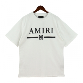 Белая футболка бренда AMIRI с фирменным логотипом черного цвета