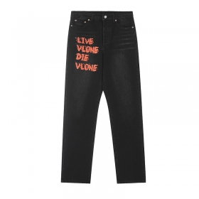 С красной надписью и лого VLONE джинсы в черном цвете