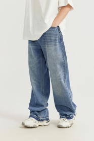 Голубого цвета джинсы от бренда INFLATION с потертостями