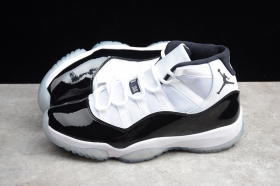 Кроссовки Nike Air Jordan 11 Retro, белый цвет с чёрным винилом.