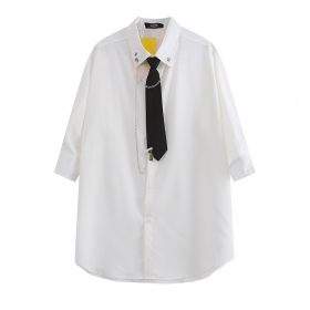 Рубашка бренда YUXING молочная с черным галстуком и цепью