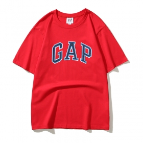 Стильная красная с чёрным логотипом GAP на груди футболка