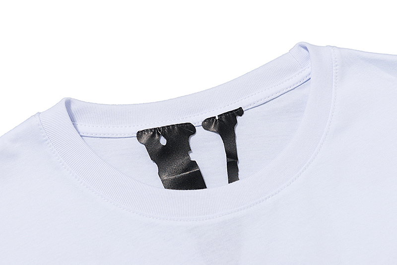 Белая футболка VLONE логотипом и принтом кости