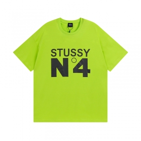 Зеленая футболка от бренда STUSSY с черным принтом "№4"