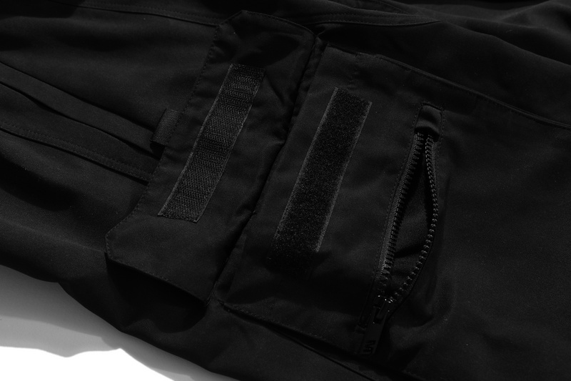 Чёрные штаны Made Extreme с накладными карманами и молниями снизу