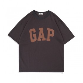 Стильная коричневого цвета футболка GAP свободного кроя