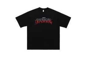 Черная футболка с надписью "demon infernal" на груди