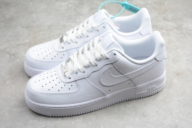 Тотально белого цвета кроссовки Nike Air Force 1 Low Supreme