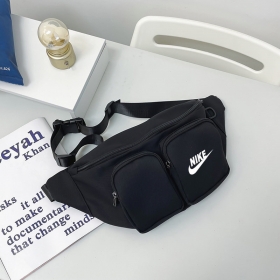 Поясная сумка Nike чёрного цвета с двумя накладными карманами