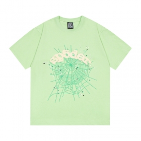 Трендовая футболка Sp5der выполнена в зеленом цвете