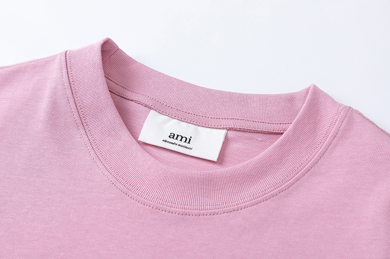 Розовая футболка с вышивкой на груди и логотипом на спине AMI