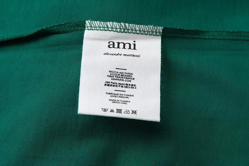 Тёмно-зелёная  футболка с жёлтой вышивкой на груди - бренда AMI