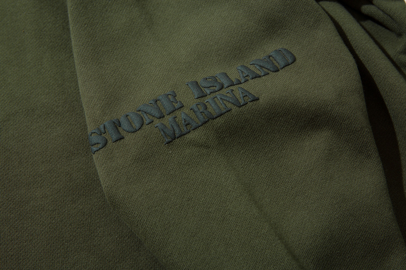 Хаки свитшот Stone Island с чёрными надписями на спине