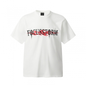 Белая с логотипом на груди Focus Storm и надписью на спине футболка