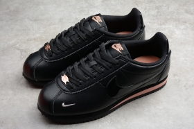 Кроссовки Nike Cortez чёрного цвета с лакированными деталями бренда