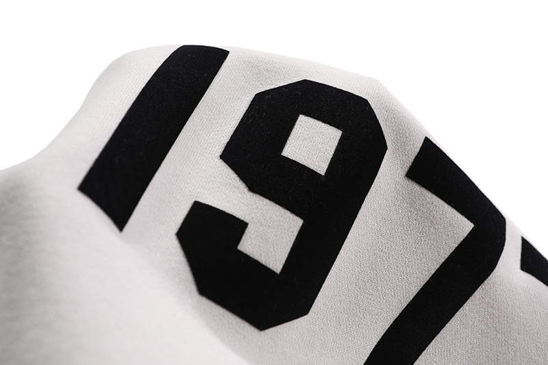 Худи essentials белого цвета с черными цифрами "1977" спереди