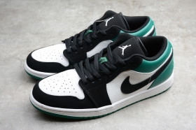 Кроссовки Nike Air Jordan 1 Low чёрно-белого цвета с зелёной пяткой