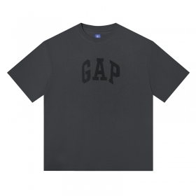 Черная футболка бренда GAP с фирменным принтом "голубка"