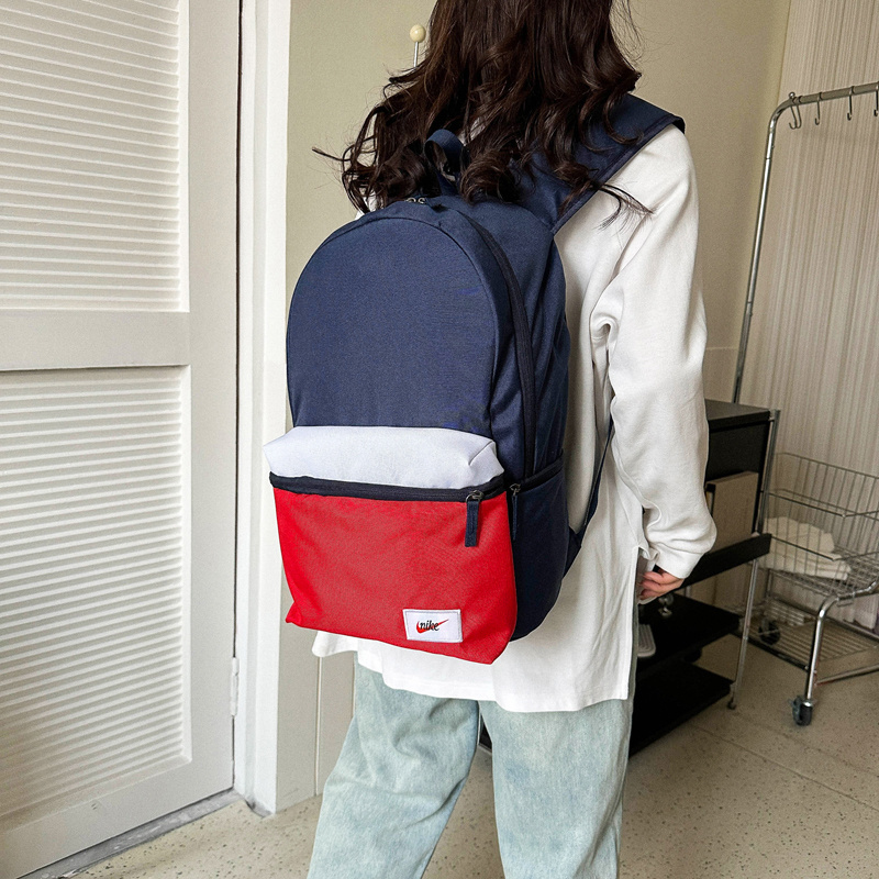 Вместительный рюкзак Nike синего цвета с малым красно-белым карманом