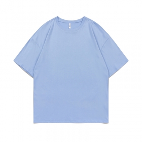 Комфортная брендовая футболка YEE выполнена в голубом цвете