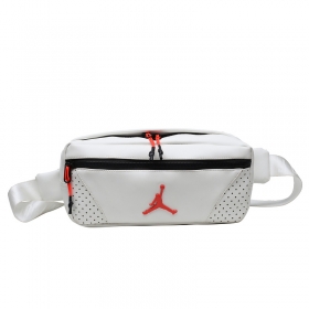 Белая поясная сумка с красным логотипом бренда Jordan 