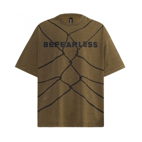Коричневая футболка от бренда Befearless с узорами по окружности