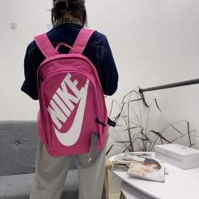 Малиновый с лого Nike рюкзак с двумя основными отделения на молнии
