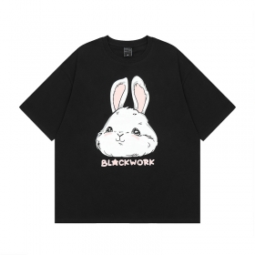 Чёрная футболка с принтом кролик на груди от брендаPunch Line