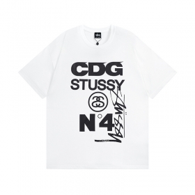 Белая футболка STUSSY с принтом "CDG №4" черного цвета