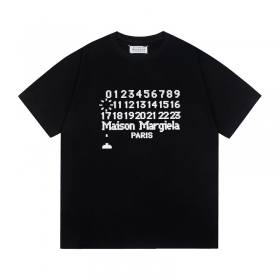 Повседневная чёрная футболка Maison Margiela выполнена из 100% хлопка