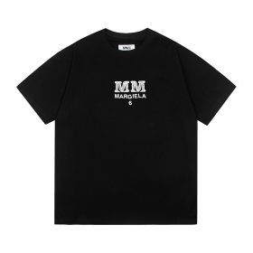 От бренда Maison Margiela чёрная с короткими рукавами и лого футболка