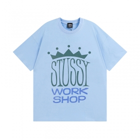 Базовая футболка Stussy голубого цвета с печатью спереди