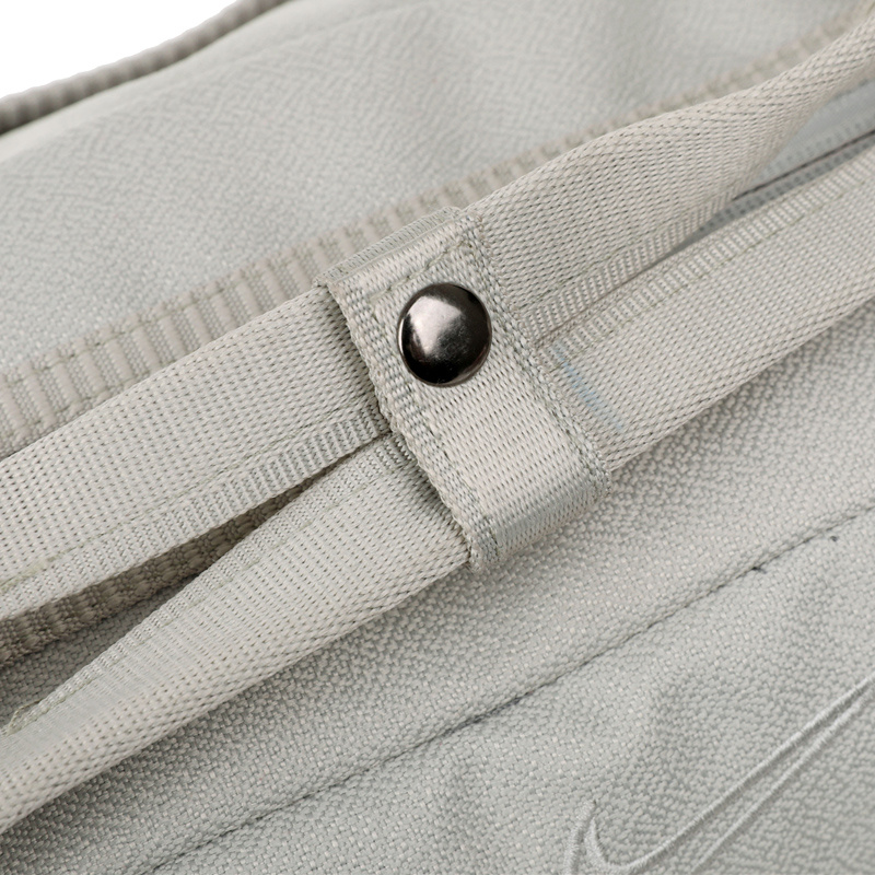Серая Nike сумка с регулируемым ремнём и эластичным шнурком 