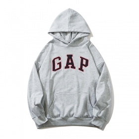 Серое худи от бренда GAP с черно-красным лого и карманом кенгуру