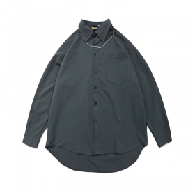 Рубашка YUXING серого цвета с брендовой цепочкой и длинным рукавом