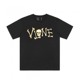 Чёрная футболка VLONE с фирменным логотипом выполнена из 100% хлопка