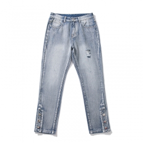 На заклепках снизу BYD JEANS джинсы светло-синего цвета