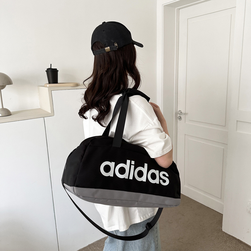 Чёрная спортивная вместительная сумка Adidas с ручками разной длины