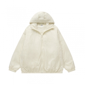 Стильная белая куртка с объёмным капюшоном от бренда INFLATION