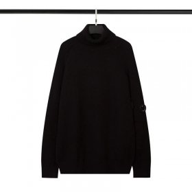 Чёрный свитер C.P с высоким воротником и карманом на рукаве