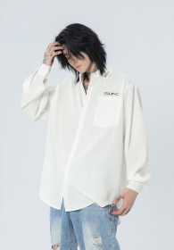 Рубашка белого цвета Yuxing с металлической эмблемой