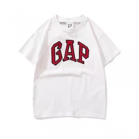 Белая футболка GAP с чёрно-красным логотипом на груди